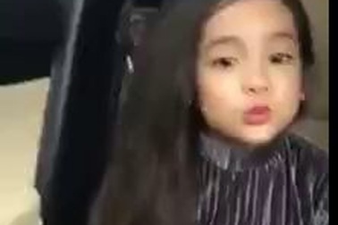 Clip bé gái đáng yêu chúm chím hát nhép hút 270.000 views