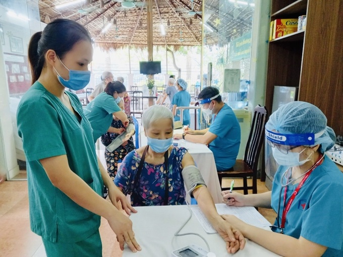 Các cụ già tại Viện Dưỡng lão Tuyết Thái được đoàn công tác của Bệnh viện Đại học Y Hà Nội tiêm vaccine phòng Covid-19.