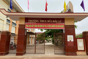 Thầy "choảng" nhau, trò tát bạn, lãnh đạo Quảng Bình phải chỉ đạo khẩn