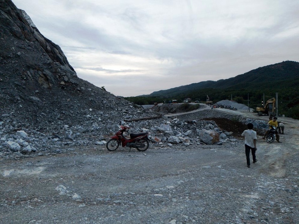 Nhiều tảng đá rơi từ trên núi đè chết một công nhân - 1