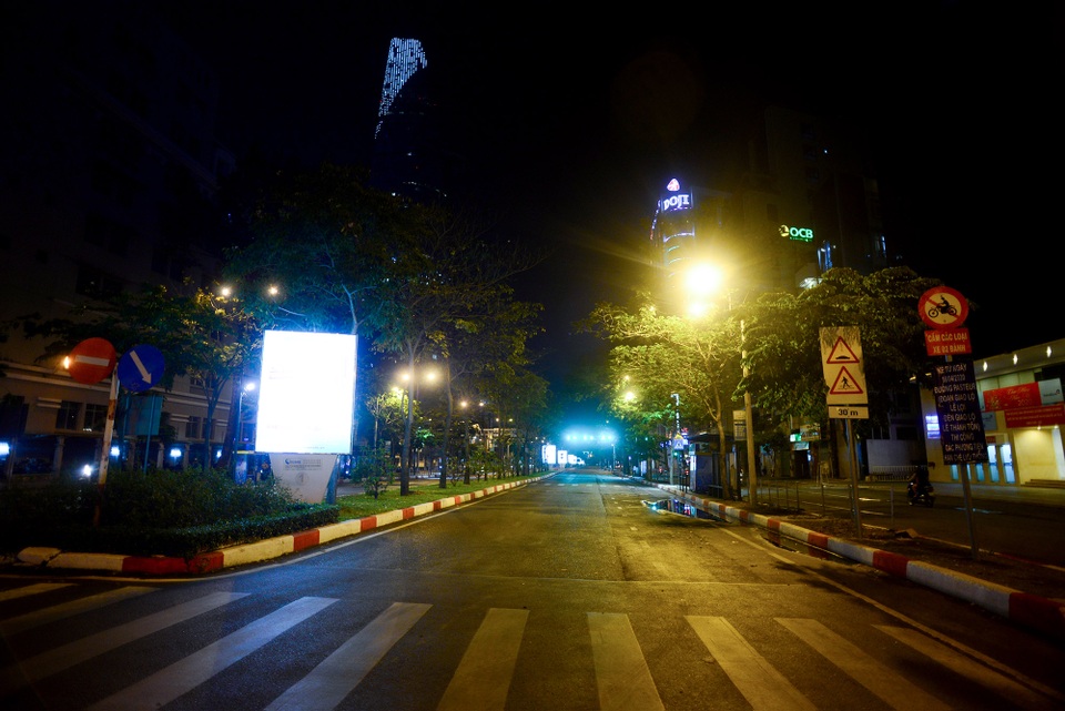 Mưu sinh trong đêm mùa dịch.jpg Mưu sinh trong đêm mùa dịch.jpg