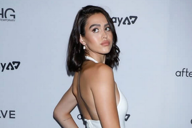 Bạn gái kém 18 tuổi của "tay chơi" Scott Disick khoe dáng bốc lửa