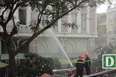 Nỗ lực giải cứu hơn 10 người mắc kẹt trong đám cháy