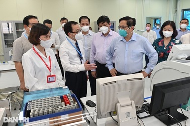 Thủ tướng thị sát Bệnh viện dã chiến điều trị Covid-19 tại Hà Nội