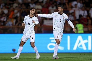 Ronaldo tỏa sáng giúp Bồ Đào Nha thắng đậm, tuyển Anh tiếp tục toàn thắng