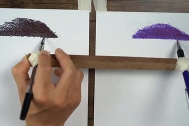 Kinh ngạc họa sĩ vẽ cùng lúc 2 bức chân dung khác nhau