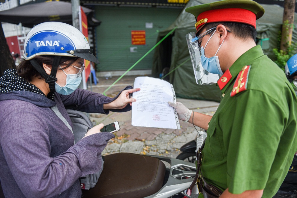 Nhiều người dân thiếu giấy đi đường, đi chợ sai ngày, không đúng giờ - 1 Nhiều người dân thiếu giấy đi đường, đi chợ sai ngày, không đúng giờ - 1