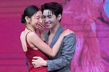 Hùng Huỳnh "Anh trai say hi" diễn cảnh tình tứ với Hoa hậu Thùy Tiên