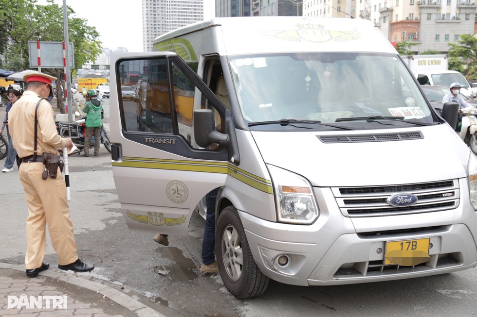 Cảnh sát vào tận bến xe để kiểm tra ma túy, nồng độ cồn với tài xế xe khách - 5 Cảnh sát vào tận bến xe để kiểm tra ma túy, nồng độ cồn với tài xế xe khách - 5