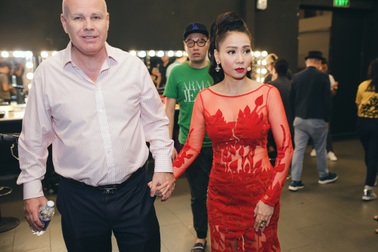 Ông xã Thu Minh hộ tống vợ đi diễn