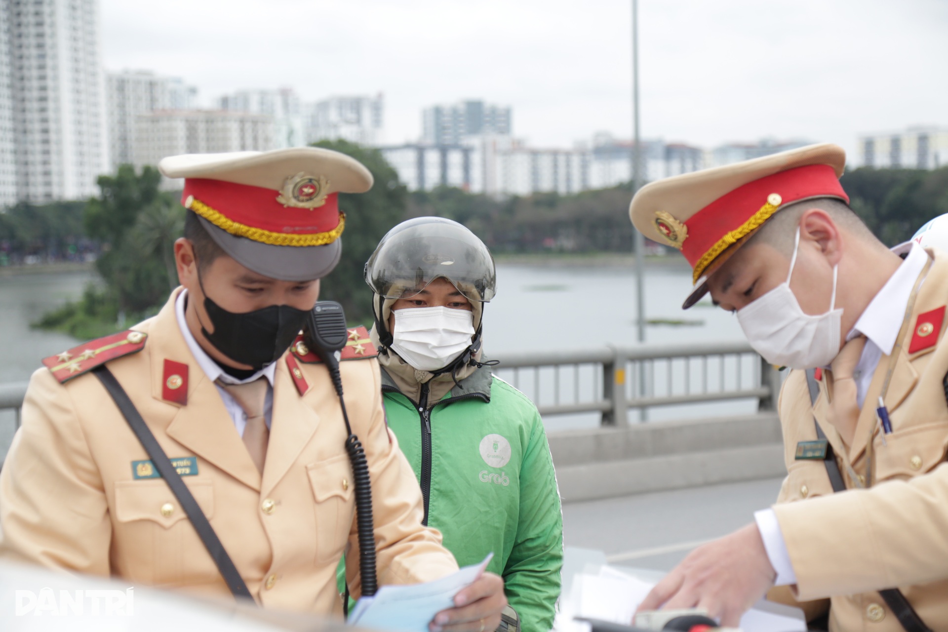 Tài xế xe ôm lên vành đai 3 trên cao bắt khách, đâm vỡ đèn ô tô - 5 Tài xế xe ôm lên vành đai 3 trên cao bắt khách, đâm vỡ đèn ô tô - 5