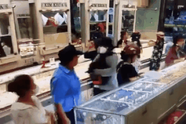 Chủ tiệm vàng kể lại thời điểm đôi nam nữ cầm súng uy hiếp cướp tài sản