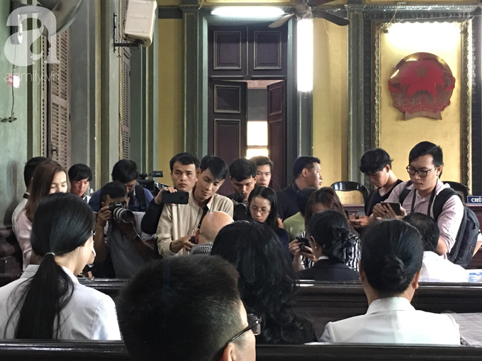Ngày thứ 5 xét xử vụ ly hôn Trung Nguyên: Ông Vũ tươi cười đến tòa, bà Thảo tiếp tục căng thẳng - Ảnh 6. Ngày thứ 5 xét xử vụ ly hôn Trung Nguyên: Ông Vũ tươi cười đến tòa, bà Thảo tiếp tục căng thẳng - Ảnh 6.