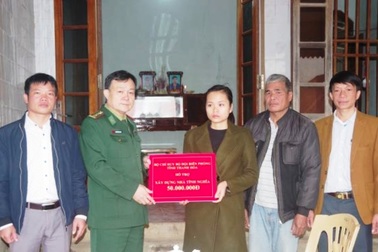 Trao 130 triệu đồng cho gia đình Thiếu tá Biên phòng hi sinh khi chống ma túy