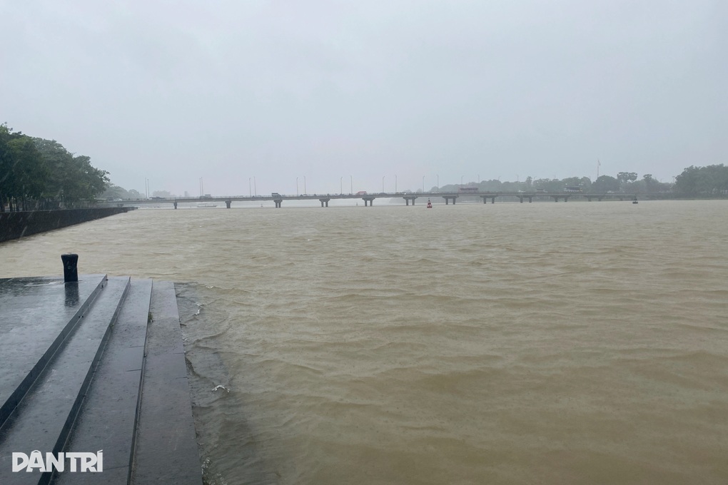 Nước lũ dâng cao nhấn chìm sân khấu chung kết Hoa hậu Việt Nam - 3