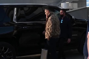 Leviev đi xem xế sang tại showroom ở Tel Aviv