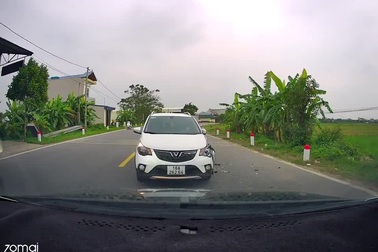 Tài xế nghi ngủ gật khiến xe con lấn làn va chạm xe tải