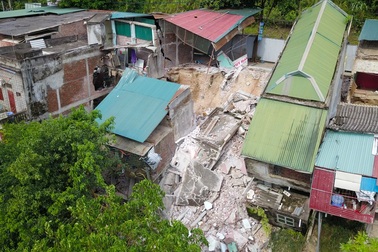 Hình ảnh hiện trường những ngôi nhà bị xé nát, trôi xuống sông Đà