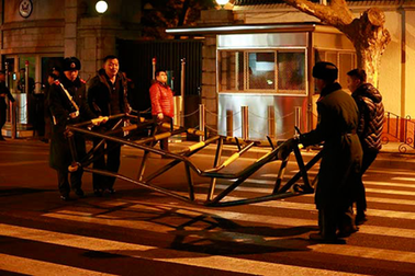 Ô tô đâm vào Lãnh sự quán Mỹ tại Trung Quốc