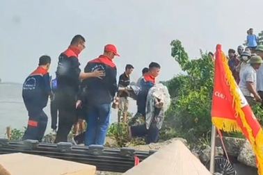 Hai nữ sinh tử nạn dưới sông Đáy