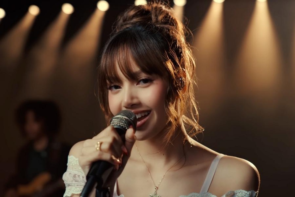 Lisa vướng nghi vấn dao kéo thẩm mỹ, phong cách ngày càng táo bạo - 1 Lisa vướng nghi vấn dao kéo thẩm mỹ, phong cách ngày càng táo bạo - 1