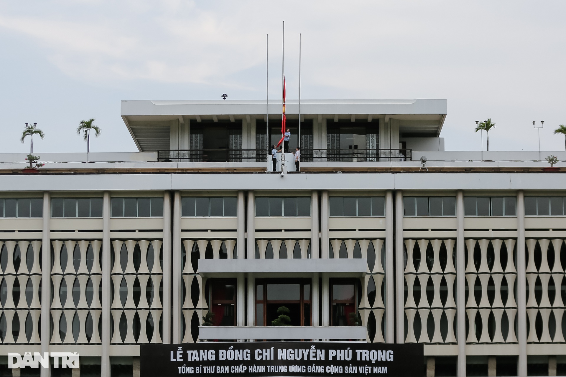Đường phố TPHCM treo cờ rủ tưởng nhớ Tổng Bí thư Nguyễn Phú Trọng - 4 Đường phố TPHCM treo cờ rủ tưởng nhớ Tổng Bí thư Nguyễn Phú Trọng - 4