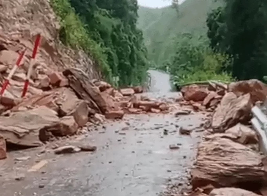 Sạt lở núi chắn ngang đường vào xã biên giới Nghệ An - 1 Sạt lở núi chắn ngang đường vào xã biên giới Nghệ An - 1