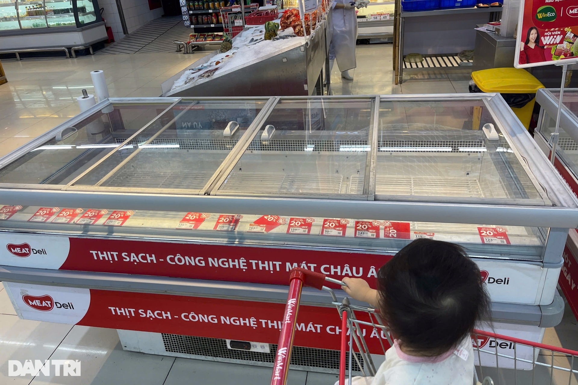 Biển người đổ xô tích trữ trước bão Yagi, xếp hàng hơn 1 tiếng chờ đến lượt - 15 Biển người đổ xô tích trữ trước bão Yagi, xếp hàng hơn 1 tiếng chờ đến lượt - 15