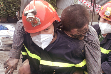 Cha chết, 2 con bị thương trong căn nhà bốc cháy