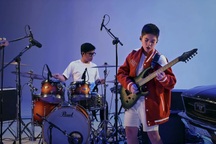 Shumo AG vừa hát vừa trổ tài chơi guitar điện