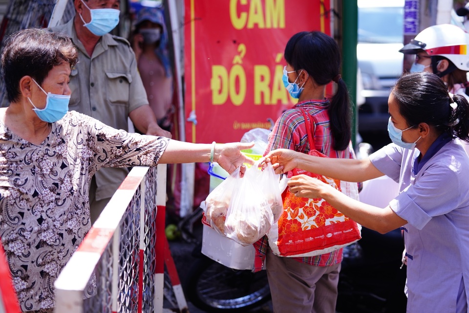 TPHCM: Toàn cảnh phong tỏa nội bất xuất, ngoại bất nhập tại chợ Ve Chai - 8 TPHCM: Toàn cảnh phong tỏa nội bất xuất, ngoại bất nhập tại chợ Ve Chai - 8