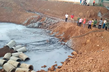 Hàng loạt giếng nước cạnh khu công nghiệp chuyển màu đen, bốc mùi hôi thối