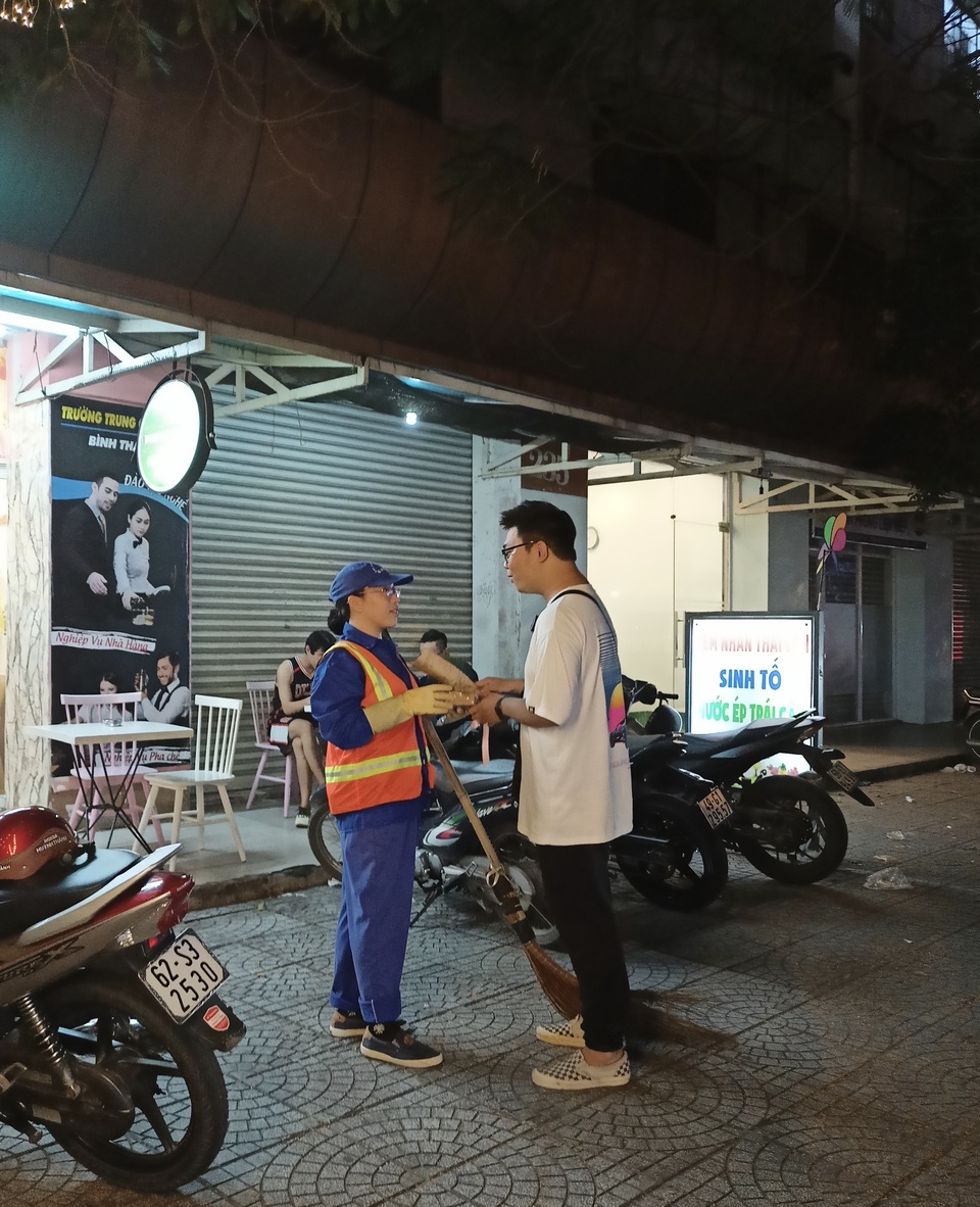 Nụ cười rạng rỡ của những cô lao công khi được tặng hoa ngày 20/10 - 7 Nụ cười rạng rỡ của những cô lao công khi được tặng hoa ngày 20/10 - 7