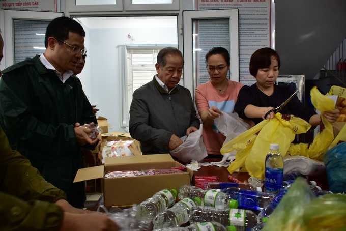 Thừa Thiên Huế: Kịp thời ứng cứu người dân chịu ảnh hưởng mưa lũ - Ảnh 5. Thừa Thiên Huế: Kịp thời ứng cứu người dân chịu ảnh hưởng mưa lũ - Ảnh 5.