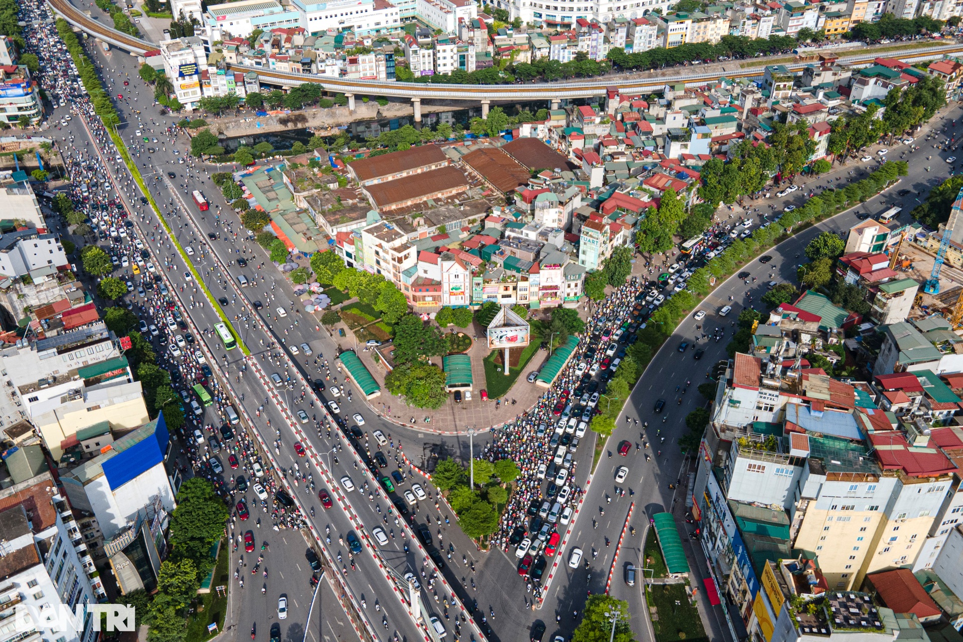 Lái xe ngơ ngác tìm lối đi ở nút giao ùn tắc nhất Hà Nội vừa phân luồng lại - 14 Lái xe ngơ ngác tìm lối đi ở nút giao ùn tắc nhất Hà Nội vừa phân luồng lại - 14