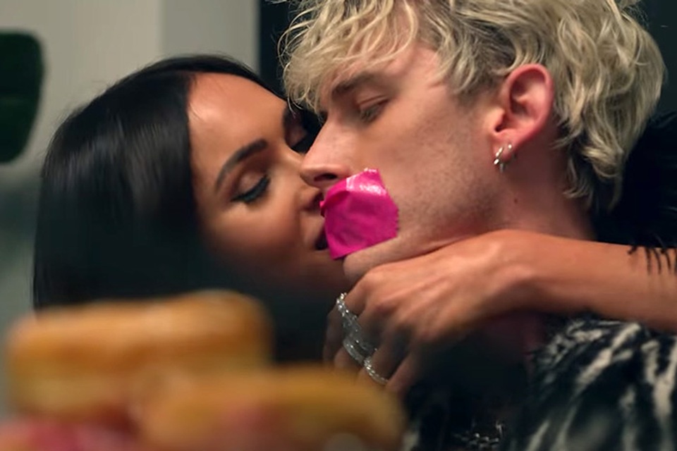 Megan Fox xuất hiện gợi cảm trong clip của “bồ” trẻ - 1 Megan Fox xuất hiện gợi cảm trong clip của “bồ” trẻ - 1