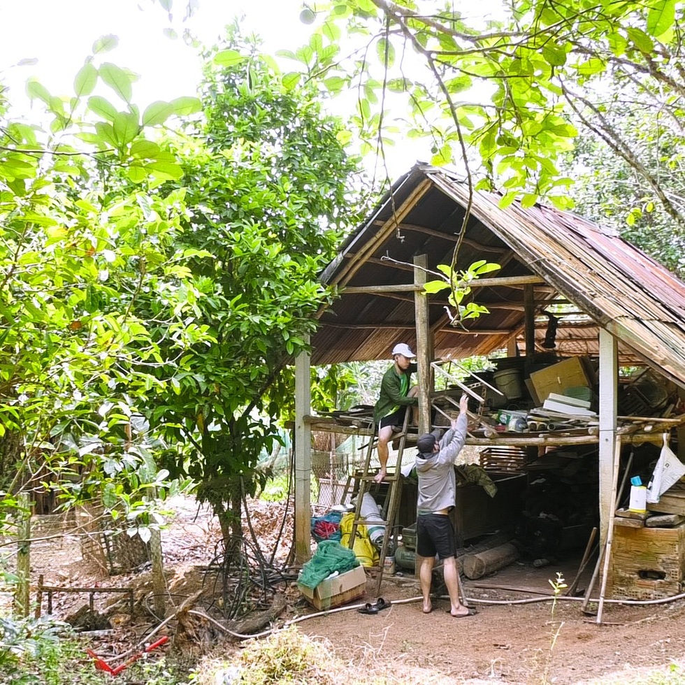Bỏ phố về quê, hai chàng trai bán tài sản xây căn bếp hút triệu lượt xem - 2