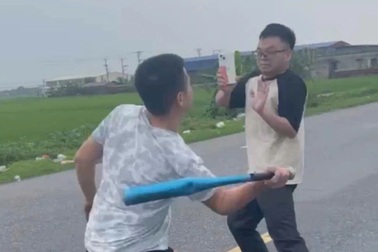 Tài xế ô tô dùng gậy bóng chày tấn công người khác sau va chạm giao thông