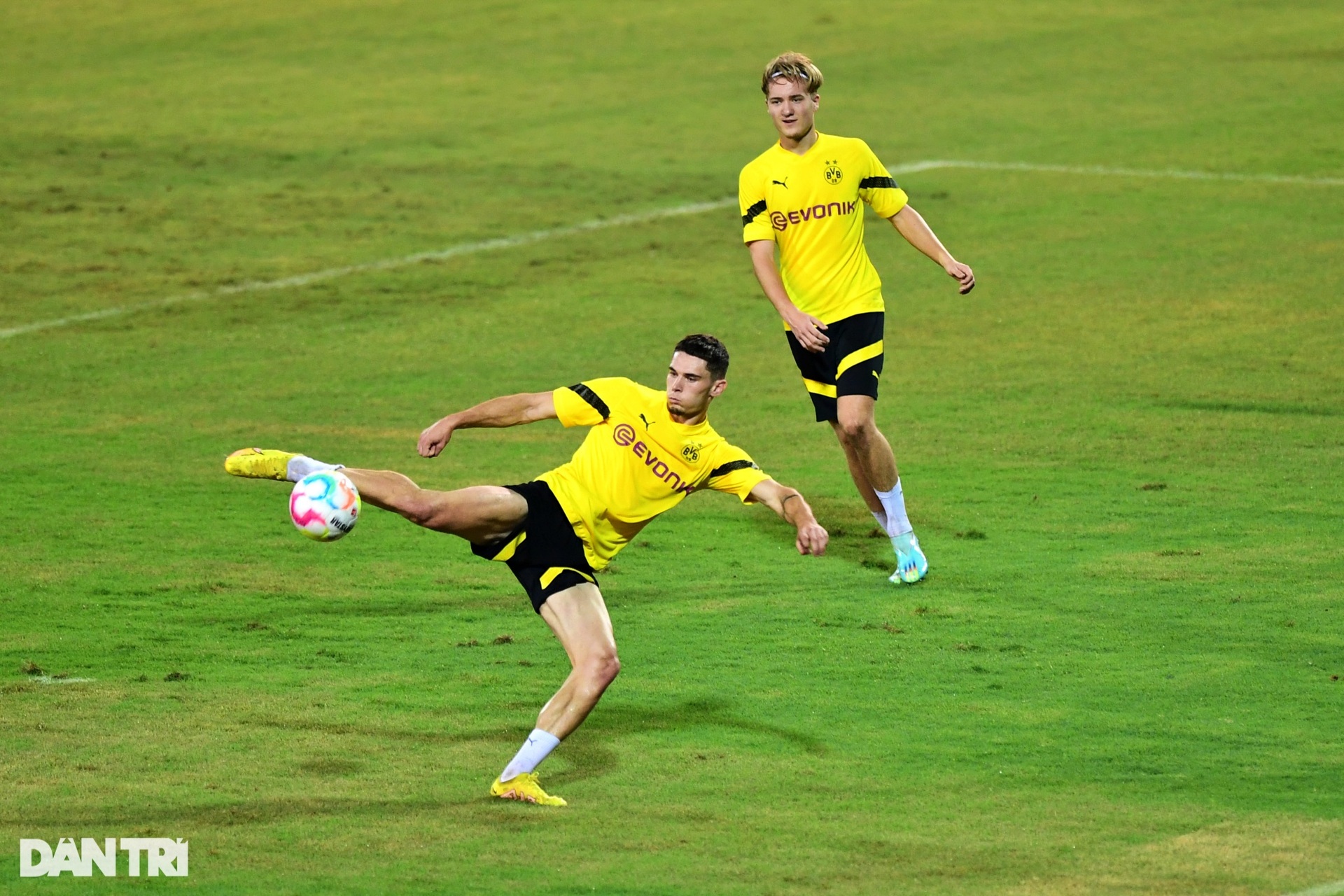 Những pha trình diễn kỹ thuật của cầu thủ Dortmund tại Mỹ Đình - 14 Những pha trình diễn kỹ thuật của cầu thủ Dortmund tại Mỹ Đình - 14
