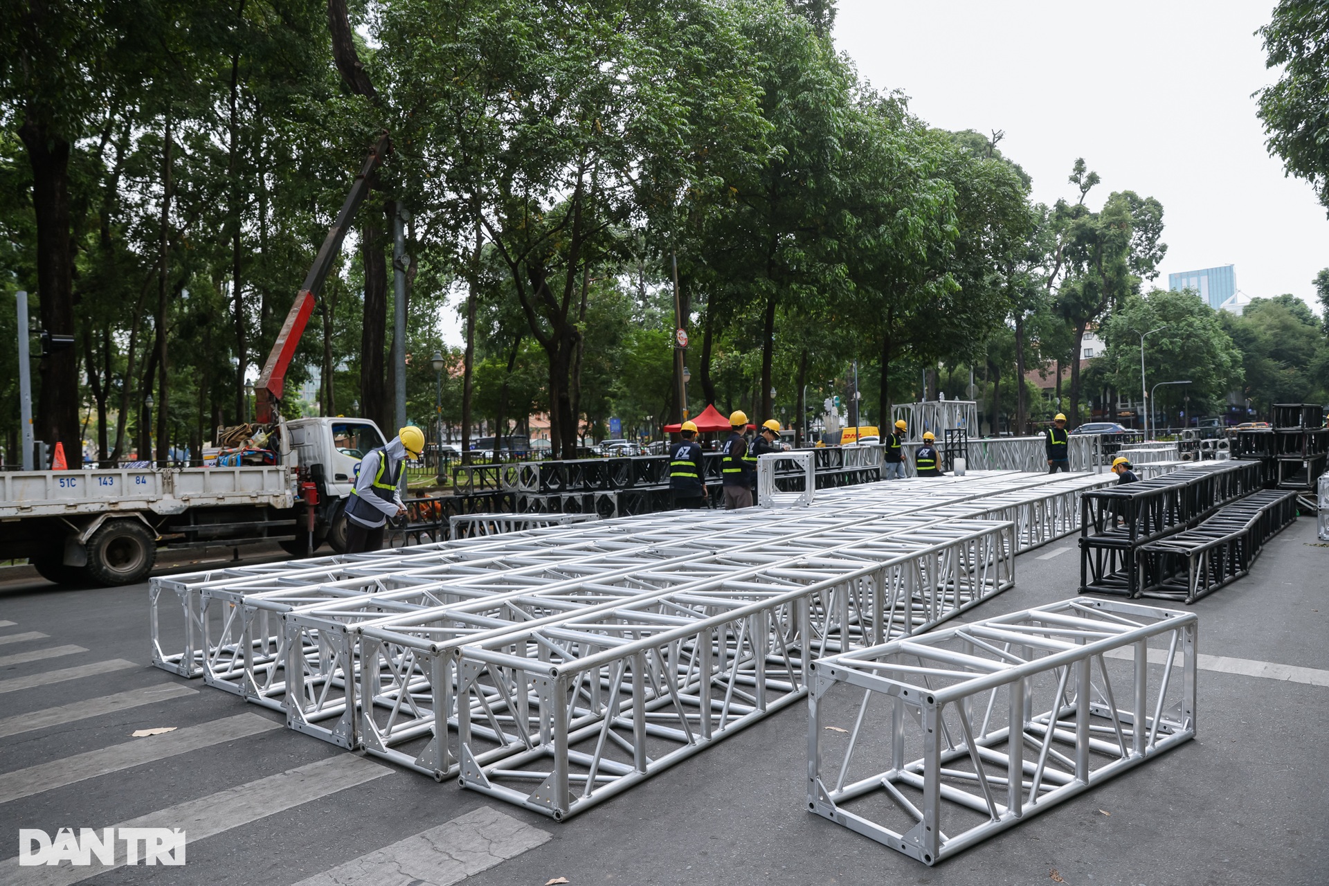 Bắt đầu thi công khán đài chào mừng đại lễ 30/4 ở TPHCM - 4 Bắt đầu thi công khán đài chào mừng đại lễ 30/4 ở TPHCM - 4