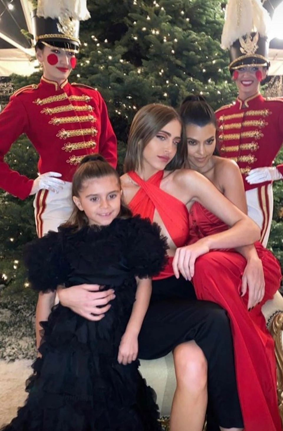 Khám phá tiệc giáng sinh xa hoa của gia đình Kardashian - 1 Khám phá tiệc giáng sinh xa hoa của gia đình Kardashian - 1