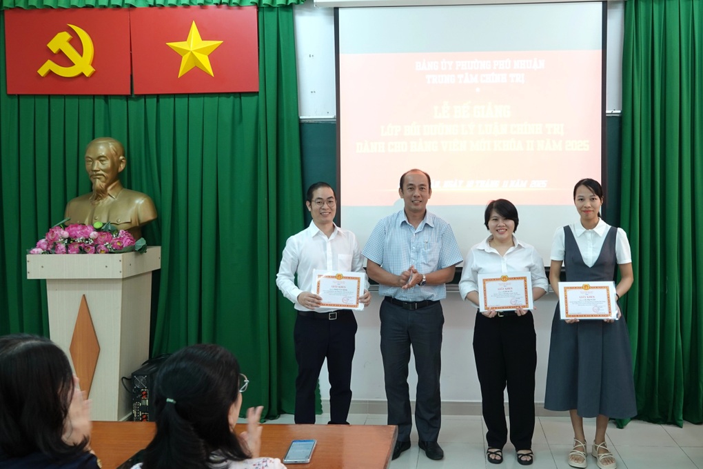 Bế giảng lớp bồi dưỡng lý luận chính trị dành cho Đảng viên mới 2025 - 4