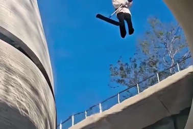 Nữ lao công như đang lơ lửng giữa không trung