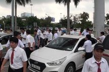 Hàng trăm tài xế taxi "đình công", không đón khách ở sân bay