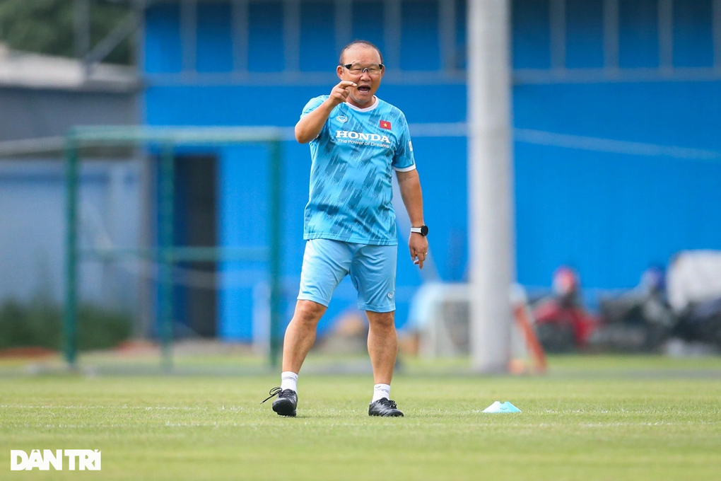 Tuyển Việt Nam đội mưa tập luyện, Quang Hải chờ được thi đấu - 1 Tuyển Việt Nam đội mưa tập luyện, Quang Hải chờ được thi đấu - 1