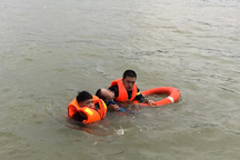 Vừa được cứu, người phụ nữ khăng khăng "để chị chết"