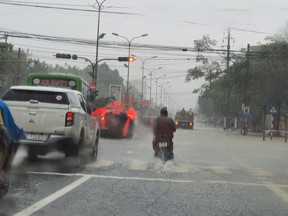 Lũ nhấn chìm làng mạc, hàng ngàn người hoảng loạn chạy lũ trong đêm - 12 Lũ nhấn chìm làng mạc, hàng ngàn người hoảng loạn chạy lũ trong đêm - 12