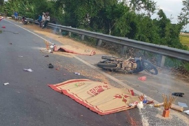 Xe tải "tông" xe máy, 2 người tử vong tại chỗ