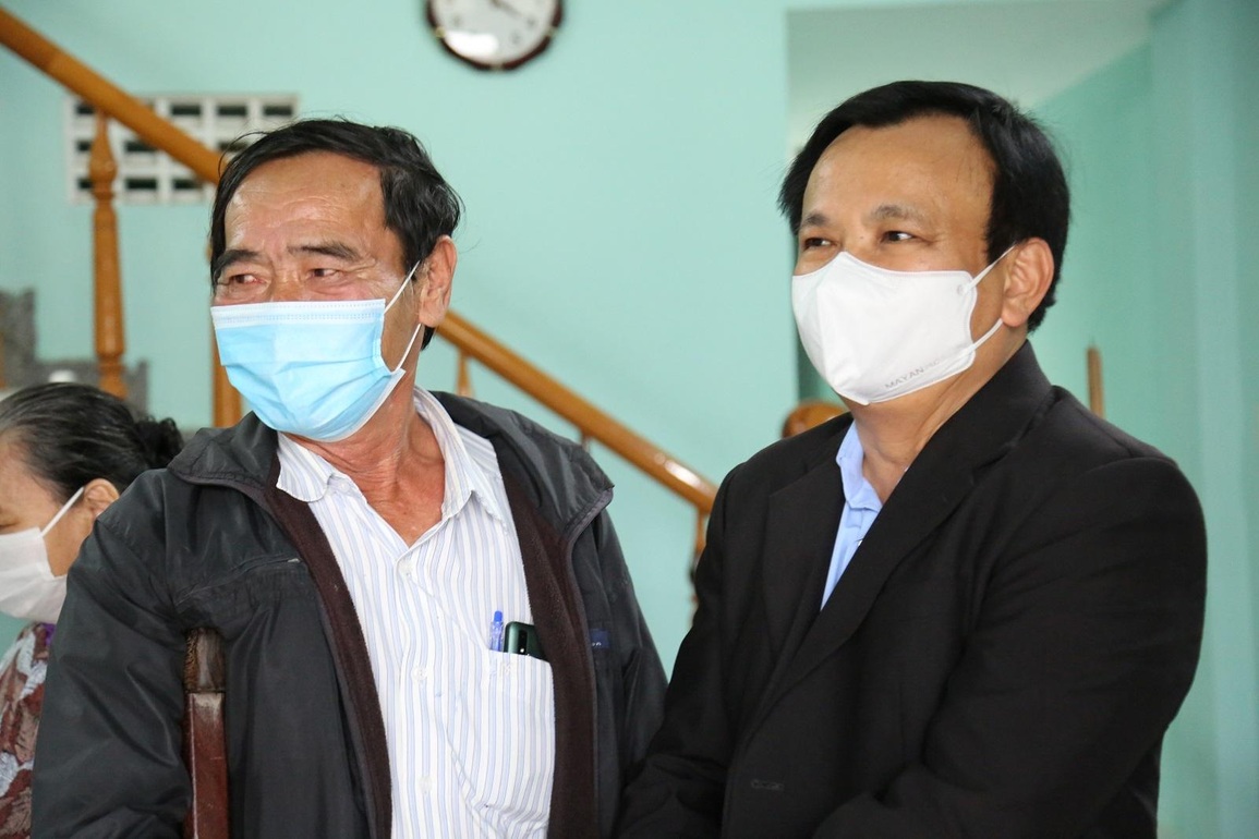 EVNCPC Đà Nẵng: Thăm, tặng quà 46 hộ khó khăn tại 5 xã của huyện Hòa Vang - 7 EVNCPC Đà Nẵng: Thăm, tặng quà 46 hộ khó khăn tại 5 xã của huyện Hòa Vang - 7