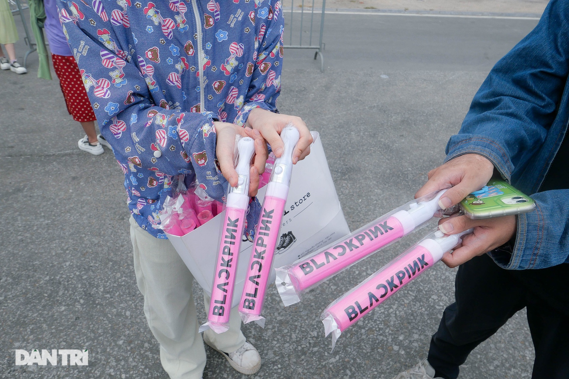 Trước show Blackpink: Phe vé treo biển giải cứu, loạt dịch vụ nở rộ ăn theo - 10 Trước show Blackpink: Phe vé treo biển giải cứu, loạt dịch vụ nở rộ ăn theo - 10